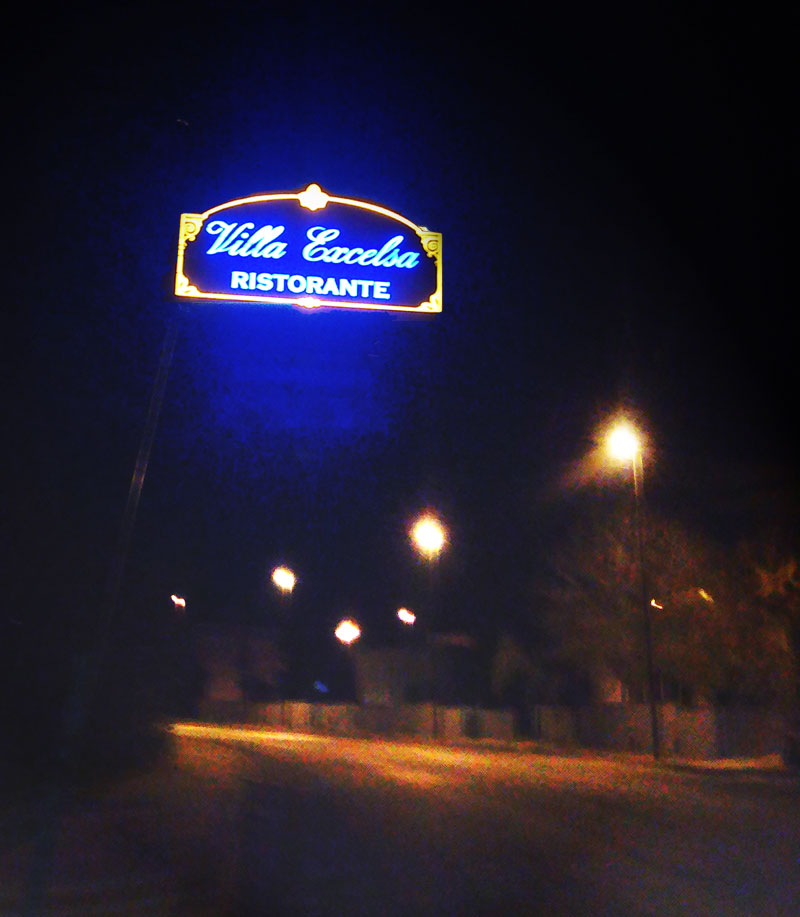 esterno-neon-villa-excelsa